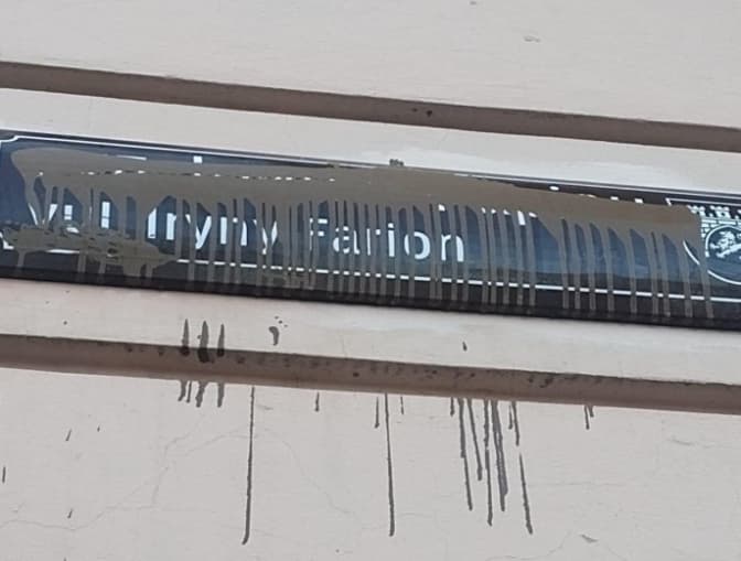 Поліцейські знайшли осіб, які замалювали табличку з назвою вулиці Ірини Фаріон у Львові