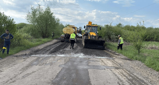 На Львівщині ремонтують дороги: де виконали роботи