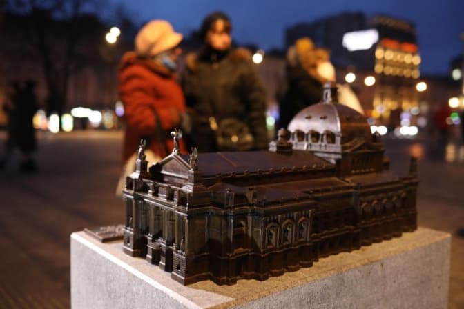 Перед Львівською оперою встановили металеву мініатюру театру