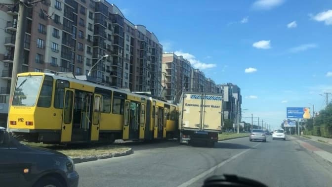 Ситуація на вулицях Львова. Вантажівка зіткнулася з трамваєм