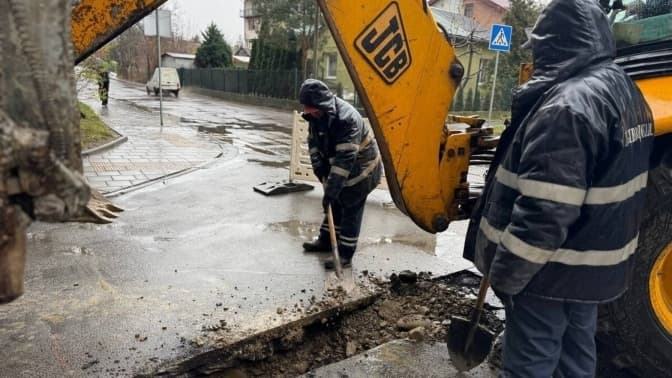 На одній із вулиць у Львові прокладають новий водопровід: частину дороги закриють для проїзду