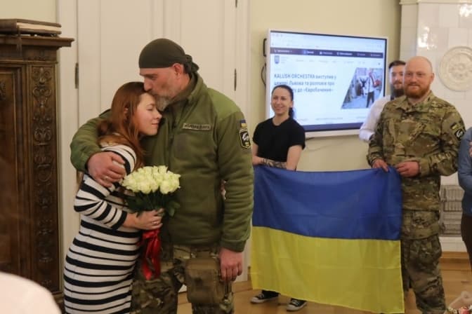 Щоб освідчитись, повернувся з-під Маріуполя. У львівській Ратуші одружилися військовий та волонтерка