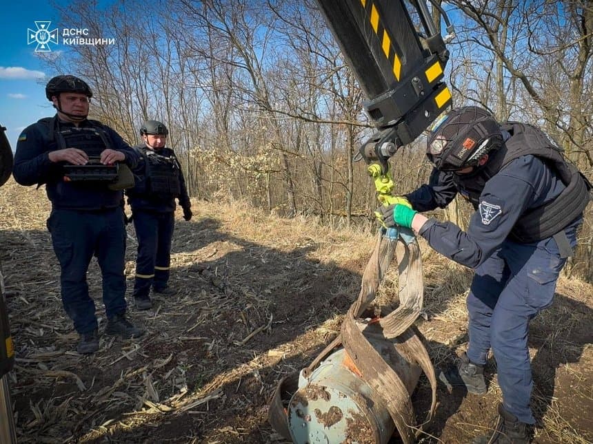 На Київщині сапери вилучили дві бойові частини ракети Х-101
