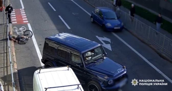 У Києві водій побив велосипедиста через зауваження про зупинку на велодоріжці: потерпілий у важкому стані