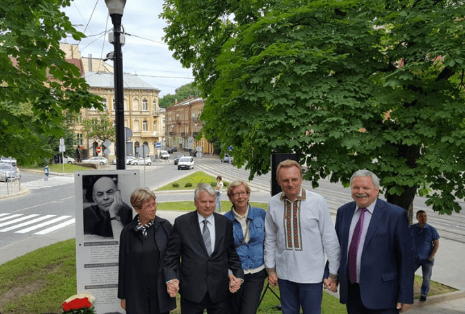 У Львові відкрили сквер Яцека Куроня. Фото