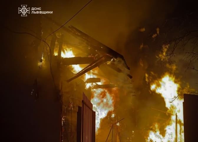 На Львівщині надзвичайники ліквідували пожежу в господарській будівлі