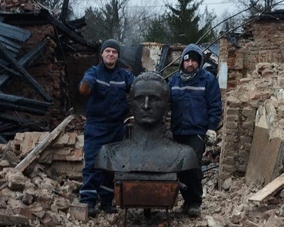 У Львові з-під завалів музею, який знищили росіяни, врятували бронзове погруддя Шухевича