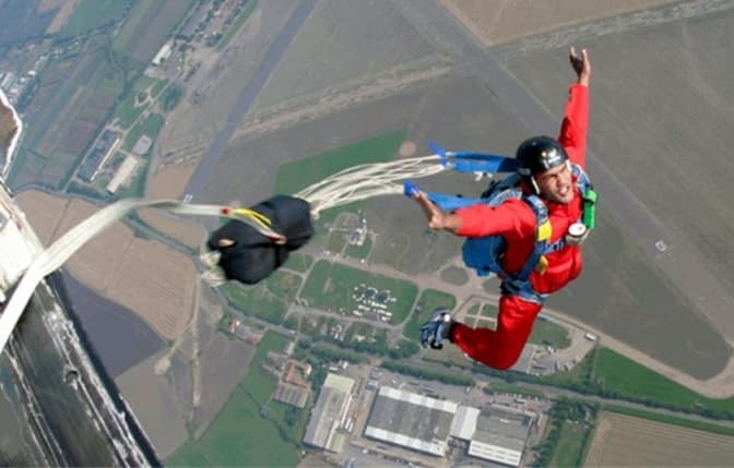 На Львівщині 25-річний чоловік впав в кому після стрибка з парашутом