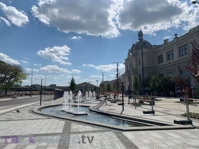У Львові тестують новий фонтан на площі Двірцевій. Фото, відео