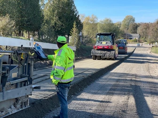 На Львівщині ремонтують дорогу, яка з'єднає Самбір з віддаленими селами на кордоні
