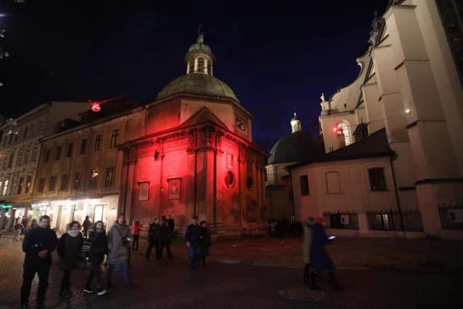 У Львові підсвітили фасад каплиці боїмів