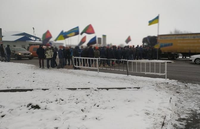 Біля пункту пропуску «Рава-Руська» перекрили міжнародну трасу. Оновлено