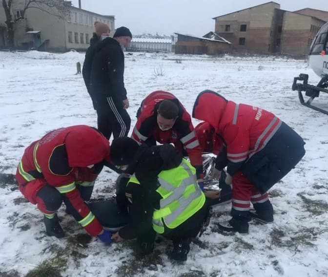 До львівських лікарень гелікоптером доправили трьох пацієнтів у важких станах