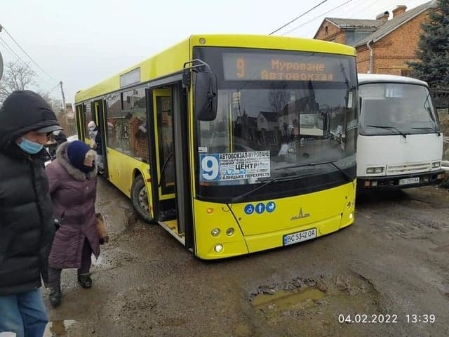 Біля Львова відремонтують частину дороги, де напередодні застряг автобус