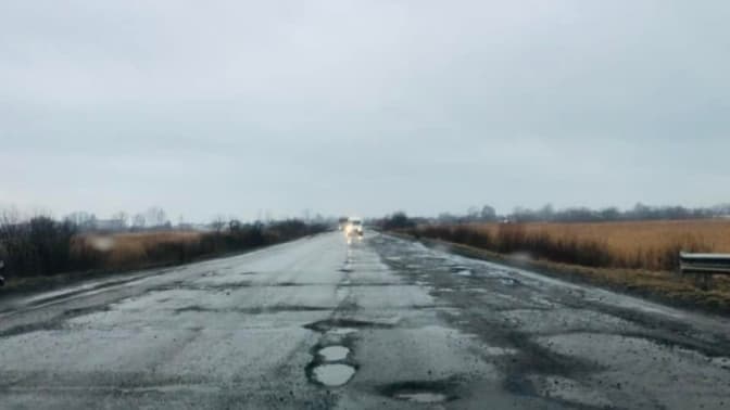 Сніг зійшов разом з асфальтом. Коли ремонтуватимуть об’їзну Городка