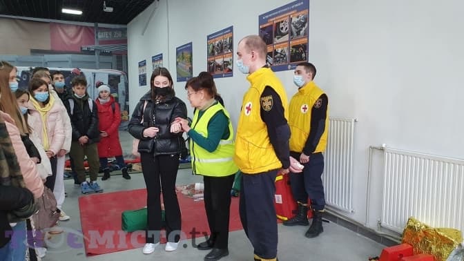 Школярів у Львові навчають домедичній допомозі та поведінці в надзвичайних ситуаціях. Відео