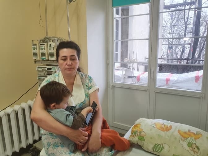 Львівські медики врятували двох хлопчиків з Маріуполя, які потрапили під обстріли окупантів
