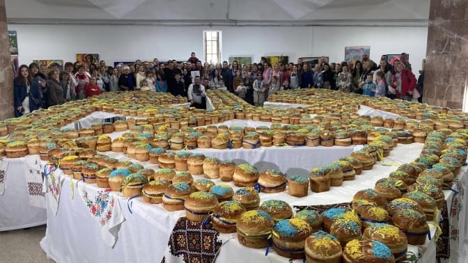 У Львові виклали найбільший тризуб із 1000 пасок