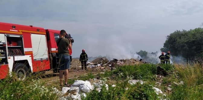 На вулиці Пластовій у Львові горіло сміттєзвалище. Фото