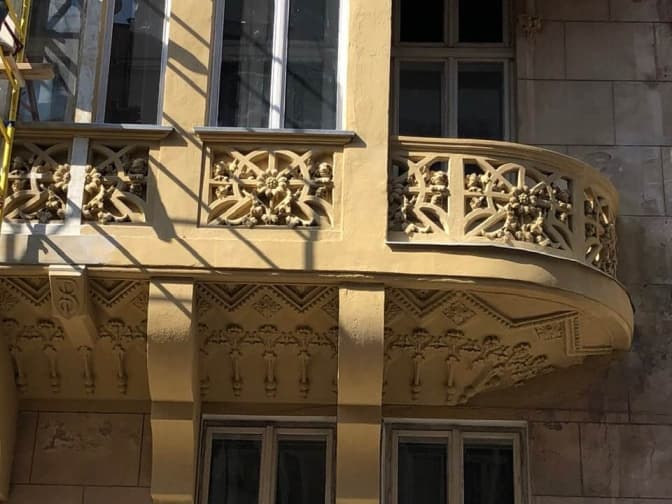На вулиці Рутковича завершують ремонт балконів у будинку, де жив Грушевський. Фото