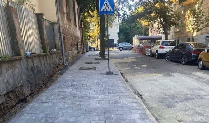 Біля одного з львівських ліцеїв ремонтують тротуар, пошкоджений торік під час ракетної атаки