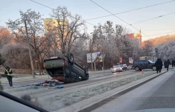 На вулиці Стуса у Львові автомобіль перекинувся на трамвайну колію