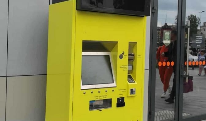 На вокзалі у Львові з’явилися жовті квиткомати: для чого і де будуть ще