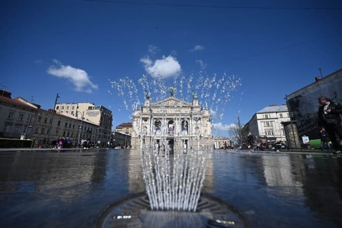 ФОНТАН БІЛЯ ОПЕРНОГО ТЕАТРУ / ФОТО: ТВОЄ МІСТО