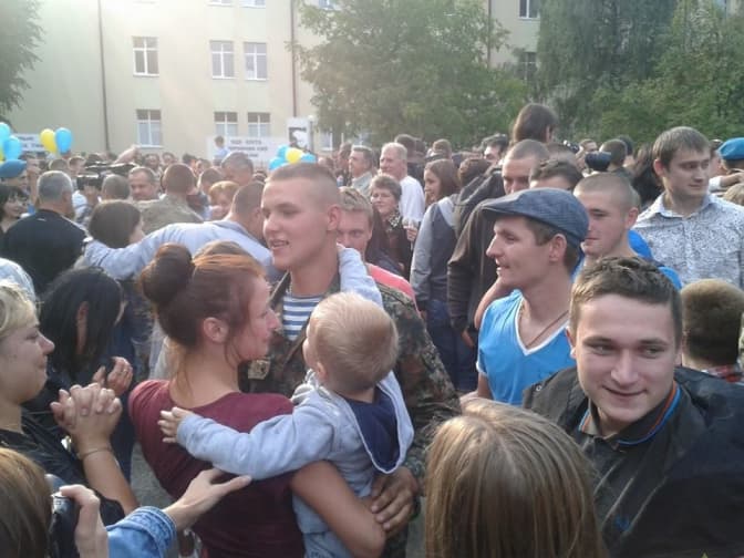 «Дякуємо за мир, ви - наші Герої» – як у Львові зустрічали десантників з АТО