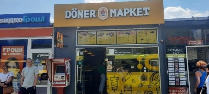 У Львові демонтують МАФ, в якому отруїлись люди