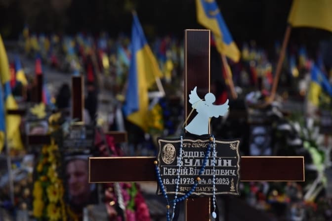 На могилах воїнів у Львові вивісили понад 400 ангеликів