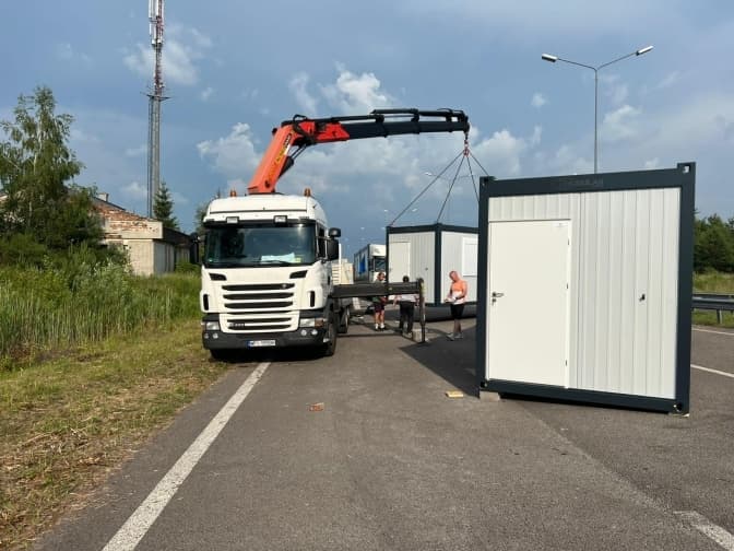 На пункті пропуску «Краковець-Корчова» облаштували тимчасовий термінал для оформлення автівок