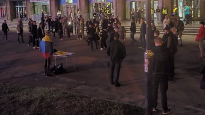 Співробітники ТЦК з поліцією чекали на відвідувачів концерту "ОЕ". Скриншот з відео