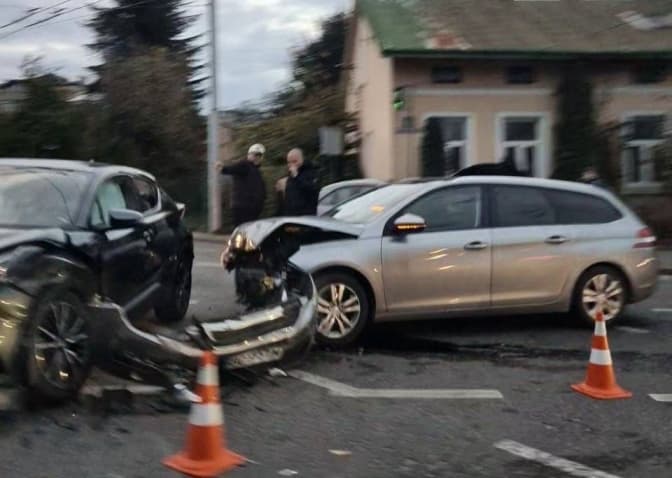 У Львові сталася потрійна ДТП. Є ускладнення в русі