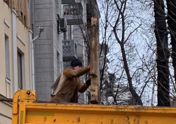 Будівельники побили активістів, які вимагають зупинити «реконструкцію» Будинку Замкова, — Перов