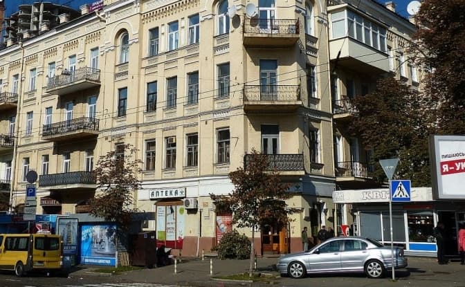 Кияни зібрали кошти на реставрацію старовинних дверей аптеки на Хмельницького