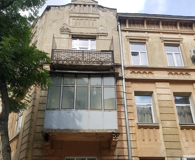 У Львові вимагають демонтувати засклений балкон в історичній частині міста