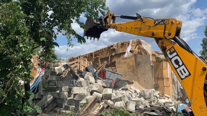 В одному з районів Києва комунальники демонтували незаконні халабуди біля озера