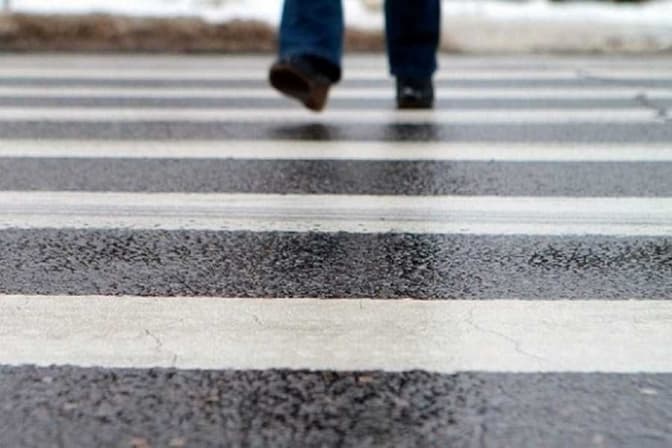 У Львові водій автомобіля наїхав на двох пішоходів. Їх госпіталізували