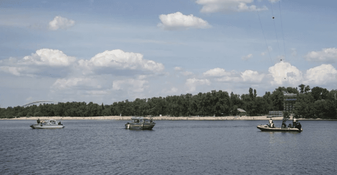 У Києві обірвався трос атракціону через річку Дніпро. На ньому перебував 20-річний хлопець