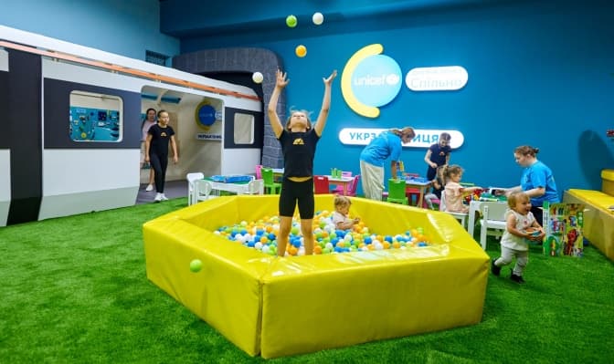 У Києві на залізничному вокзалі відкрили найбільший дитячий простір від ЮНІСЕФ