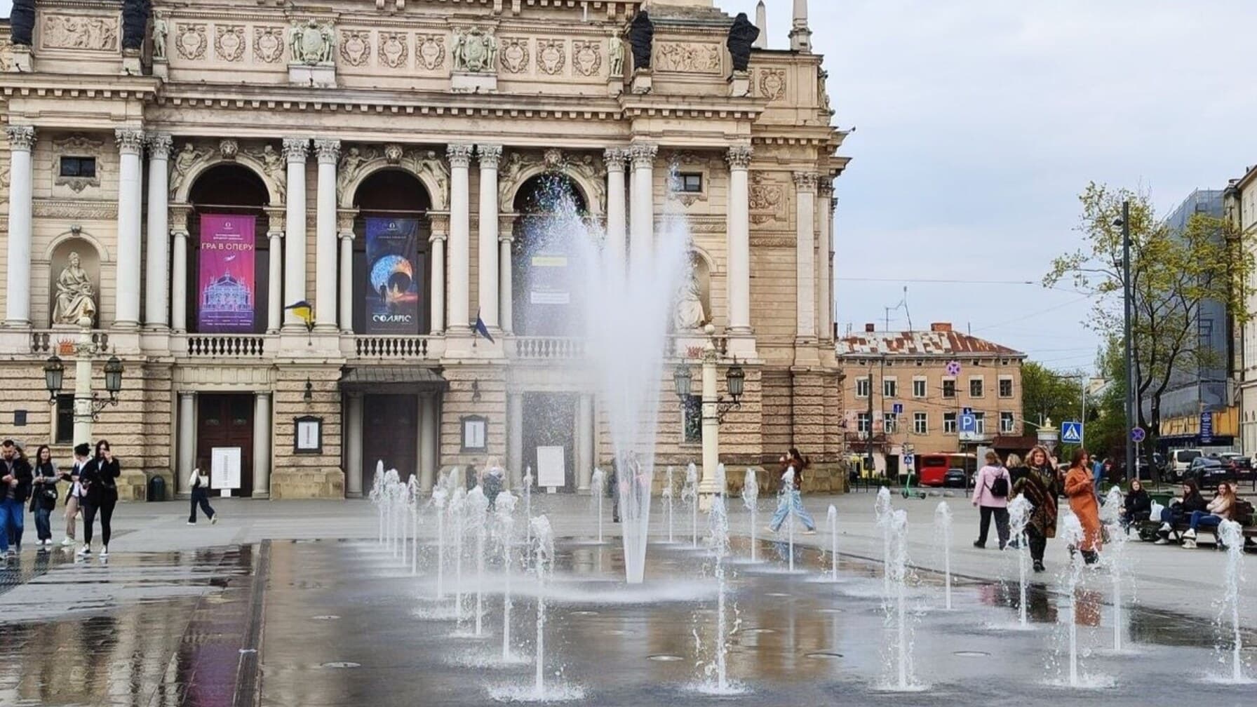 Фонтан біля Оперного театру вже тішить львів'ян та гостей міста / фото ЛМР