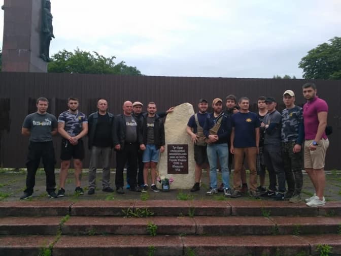 Націоналісти самовільно перенесли пам’ятний знак героям УПА до монументу Слави