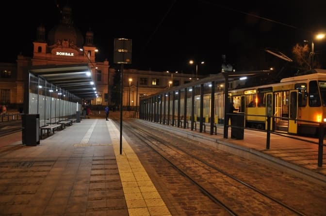 Трамвайна зупинка на площі Двірцевій у Львові