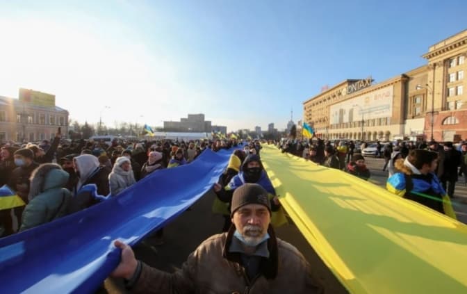 «Схід і захід разом!». У Харкові тисячі людей взяли участь у Марші єдності