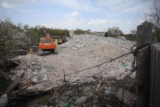 На Личаківській вперше в Україні повністю знесли незаконну багатоповерхівку. Фото дня