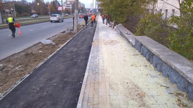 Як на Княгині Ольги будують велодоріжку. Фото