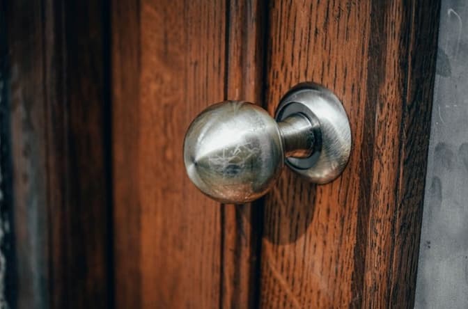 На вулиці Козланюка у Львові відреставрували дерев’яну браму. Фото