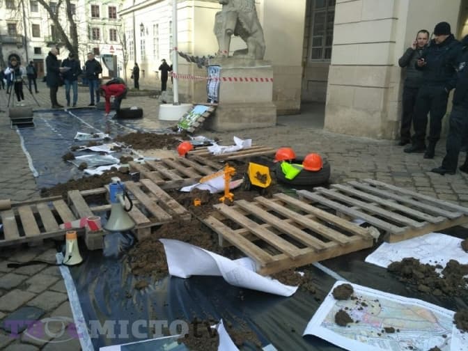 Біля міської ради Львова протестують активісти. Чого вимагають