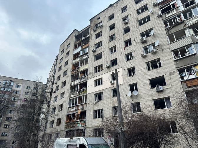 На Київщині уламки російських ракет пошкодили 5 житлових багатоповерхівок, є загиблі і поранені